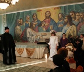 8a Иеродиакон Евлогий поздравляет учащихся воскресной школы